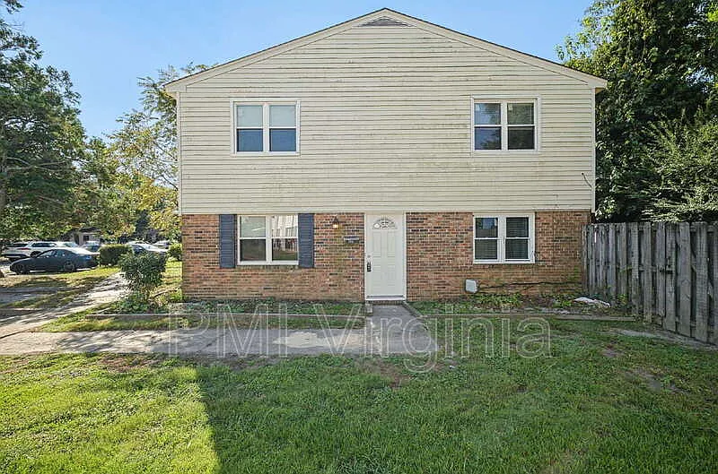 835 N Buckingham Ct