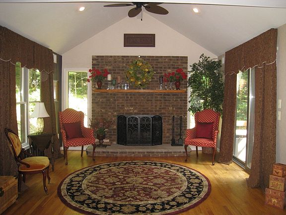 Large Family Room w/fp