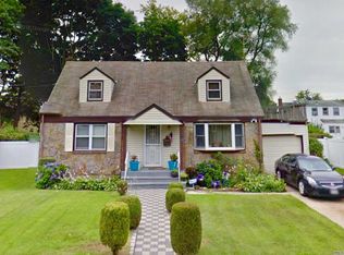 570 Rutland St, Westbury, NY 11590