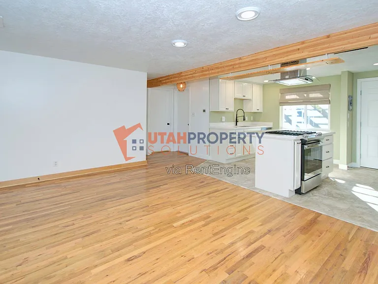 860 E Vics Rd — Photo 7