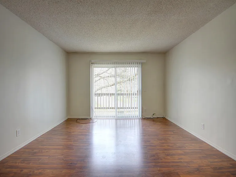 1902 Karen Ct — Photo 26