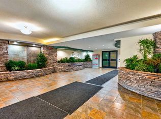 30 SE Discovery Ridge Close SW #305, Calgary, AB T3H5X5