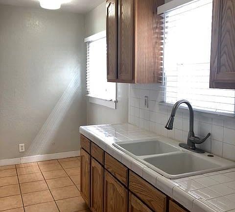 3rd image of 617 N 6th St #617