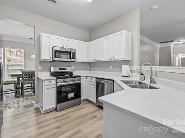 8239 Weeping Fig Ln, Charlotte, NC 28215