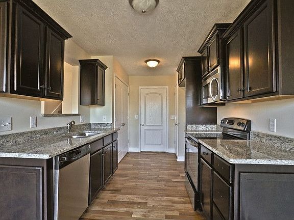 4th image of 2194 Fairfax Dr