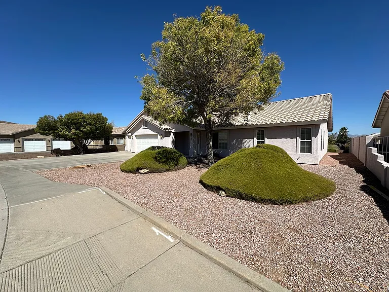 660 Country Club Dr — Photo 4