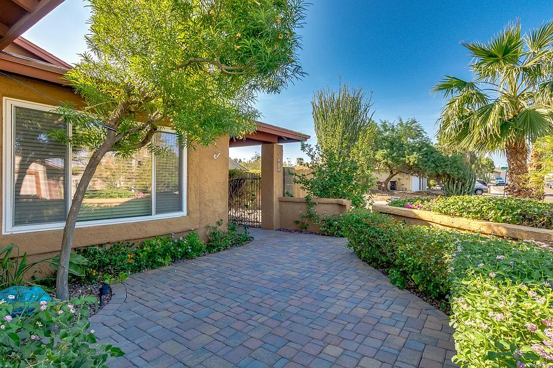 924 N 86th Way — Photo 2
