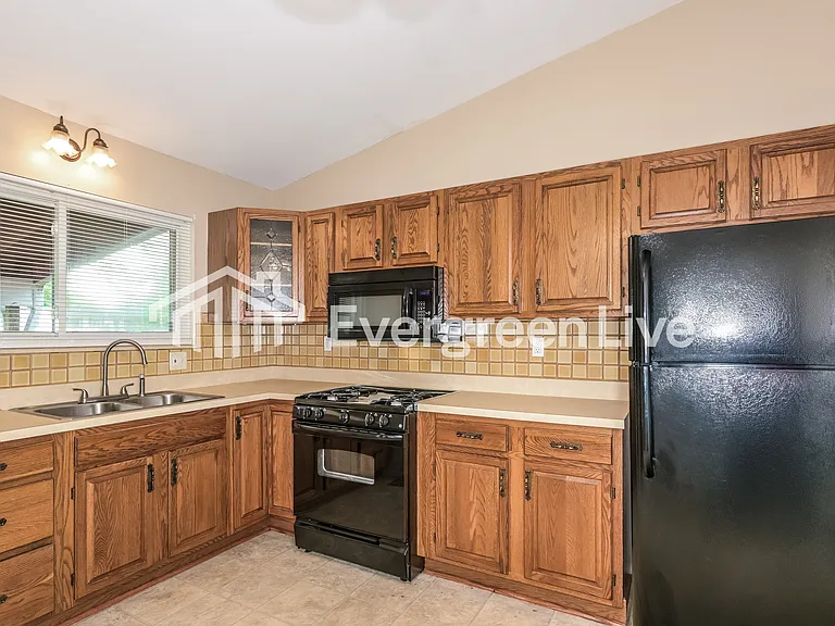 285 Versailles Dr — Photo 10