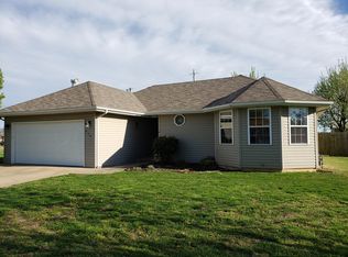 204 Country Ln, Mount Vernon, MO 65712