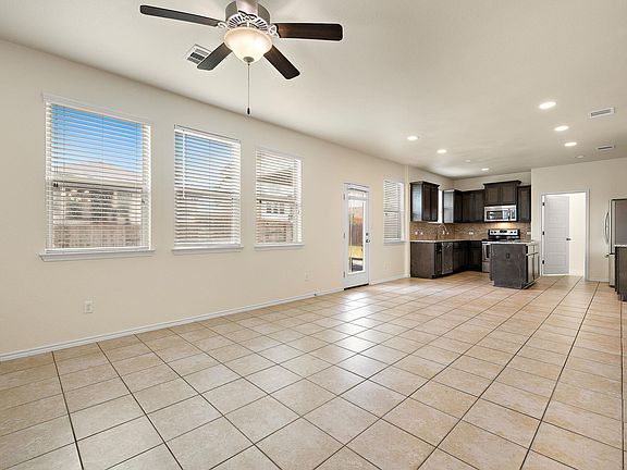 5th image of 713 Carillion Dr