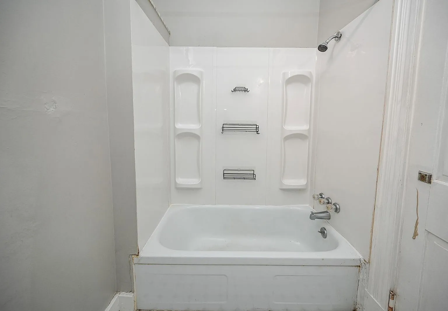 5 bed, 2.0 bath, 2355 sqft, $3,750 — Photo 4