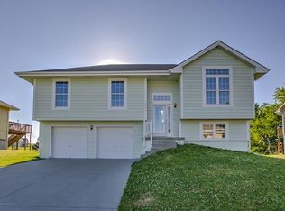 18521 Wildflower Dr, Smithville, MO 64089