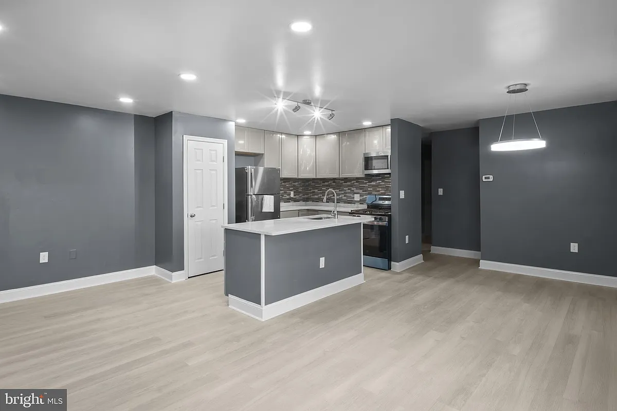 Building Photo - 2 Mountbatten Ct