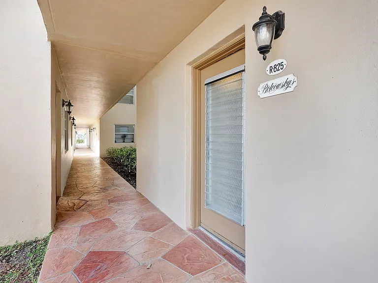 825 E Normandy Trl #R — Photo 2
