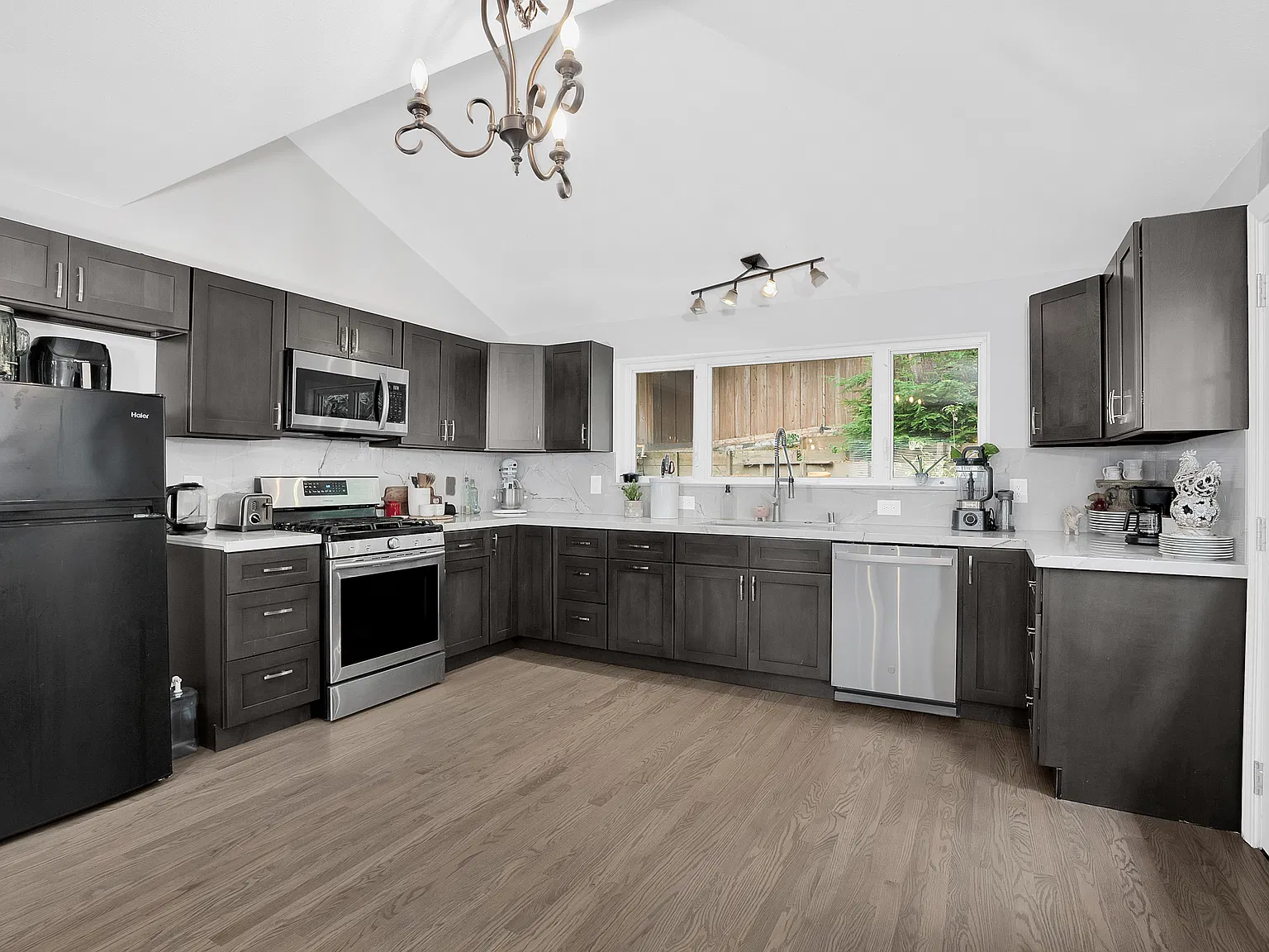 3 bed, 1080 sqft, $4,800 — Photo 3