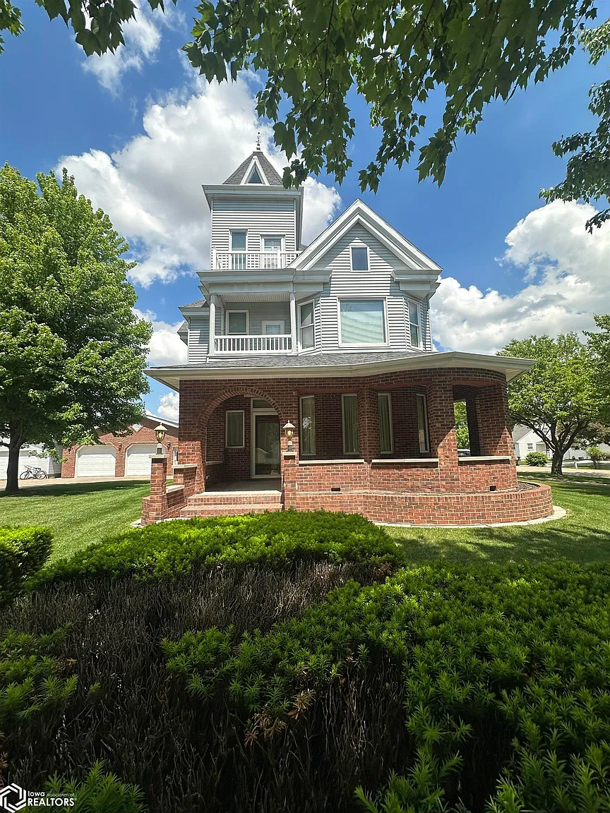 1011 Middle St photo 1
