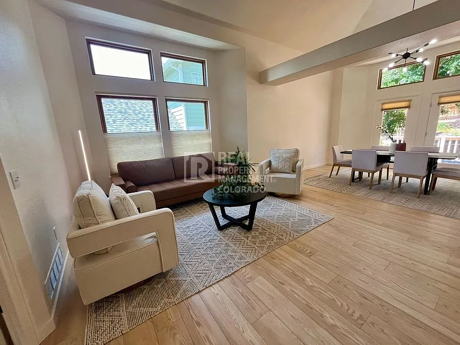Spacious 4-Bedroom Aurora Home with Finished Basement & Community Amenities — Photo 3