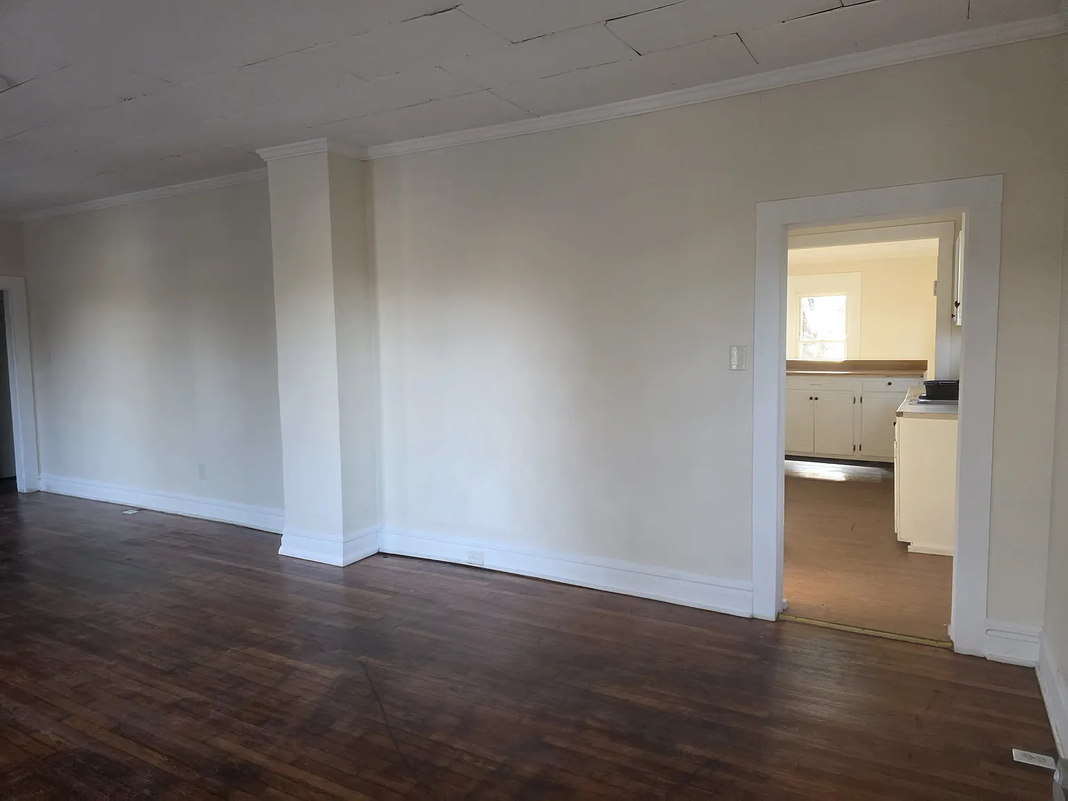 4 bed, 1.5 bath, 2500 sqft, $1,250 — Photo 2