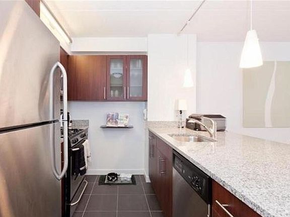 3rd image of 555 W 23rd St APT S8p