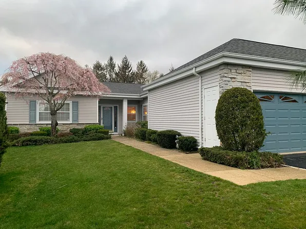 573 Mirror Pond Ct, Moriches, NY 11955