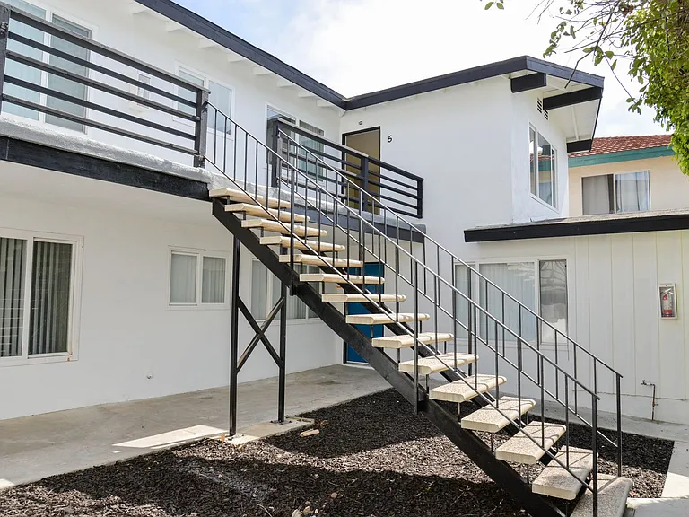 239/241 Avenida Pelayo — Photo 4