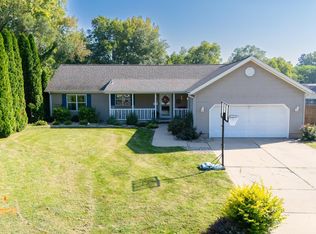 1709 Columbus Dr, Pekin, IL 61554