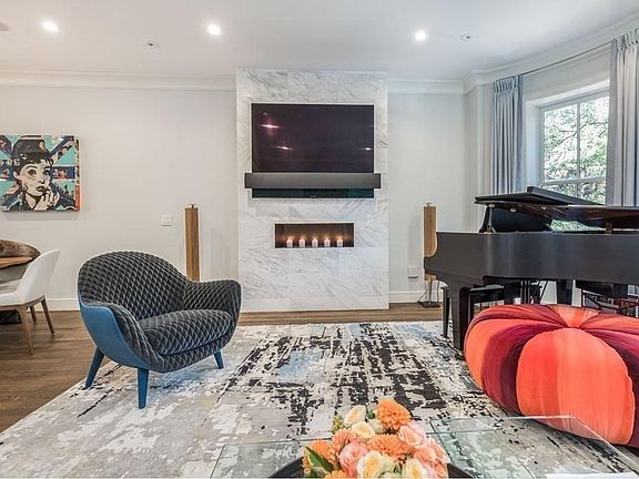 Living Room w gas fireplace