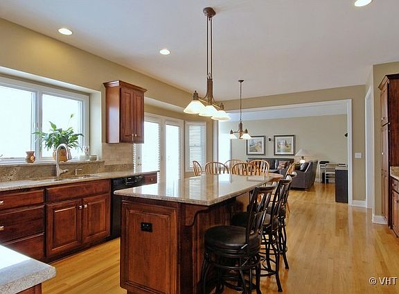 4th image of 807 W Thornwood Dr