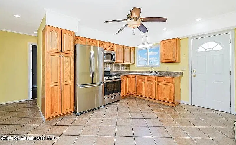 2 bed, 1.0 bath, 2533 sqft, $2,300 — Photo 3