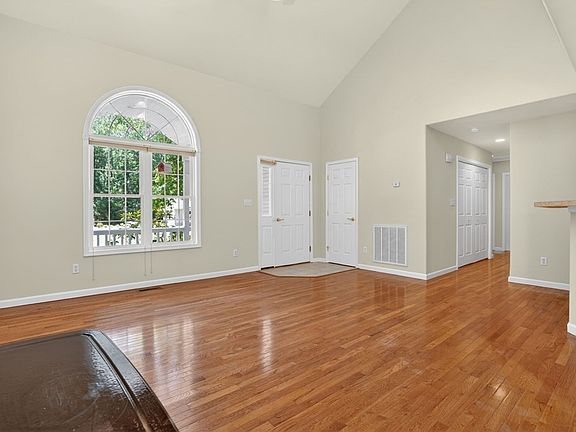 5th image of 2347 Mayflower Dr