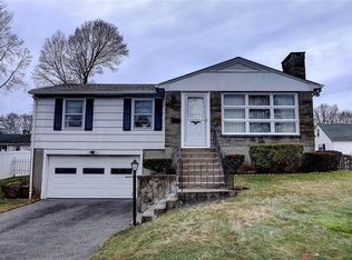 20 Meadowcrest Dr, Cumberland, RI 02864