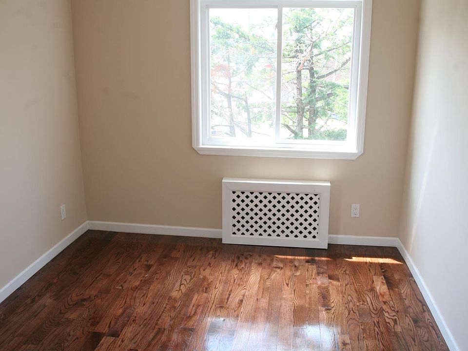 1st image of 1020 E 218th St