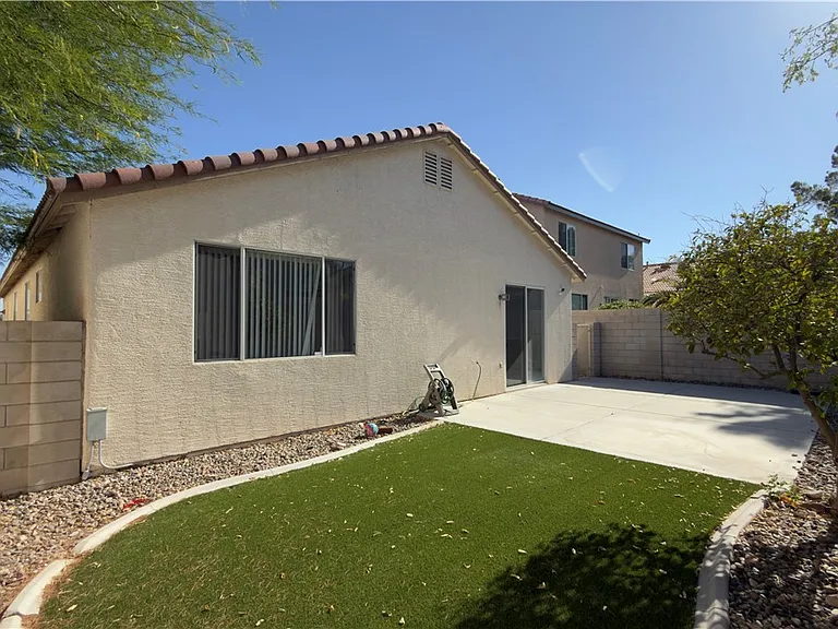 9842 W Mesa Vista Ave — Photo 2