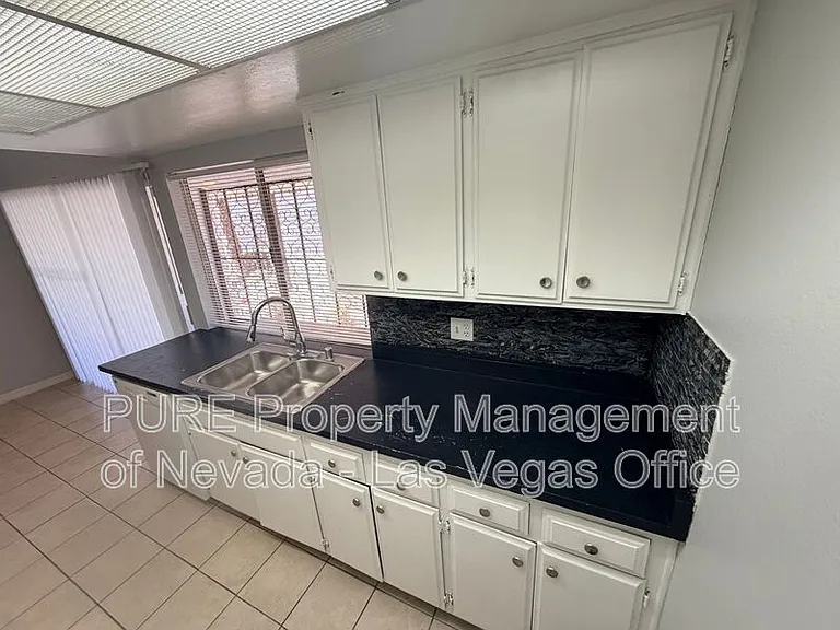 1405 Vegas Valley Dr #252-bldg 25 — Photo 11