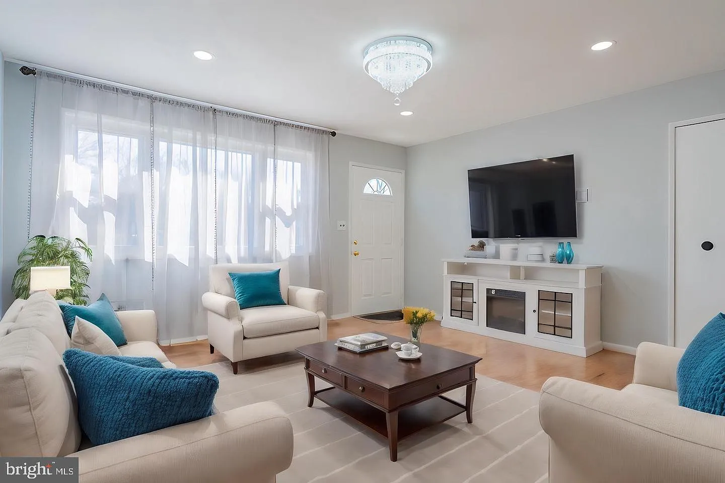 5 bed, 2.0 bath, 2016 sqft, $3,500 — Photo 3
