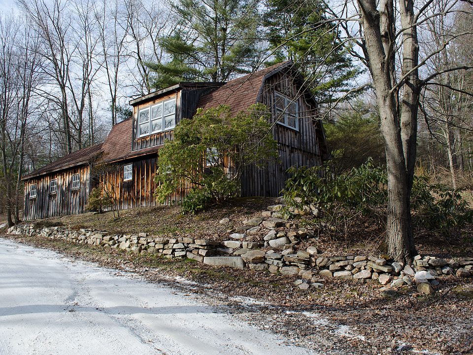 2nd image of 315 Canaan Rd