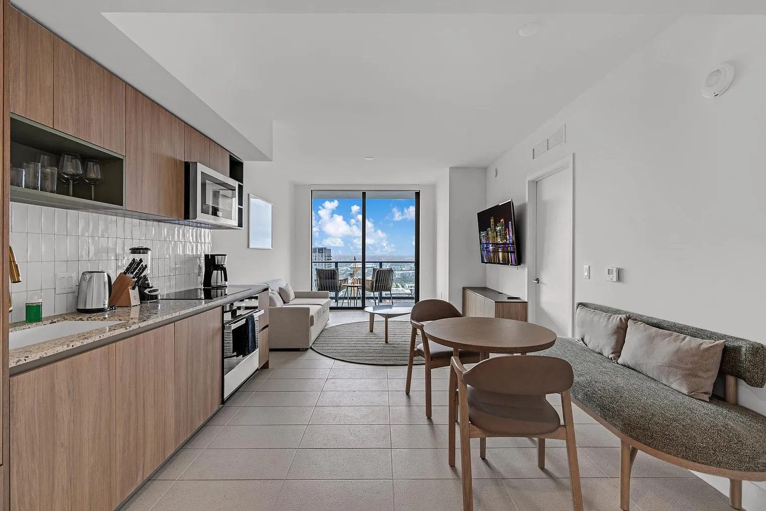 1 bed, 1.0 bath, 688 sqft, $7,275 — Photo 4