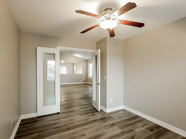 1079 E Yuma Ave — Photo 9