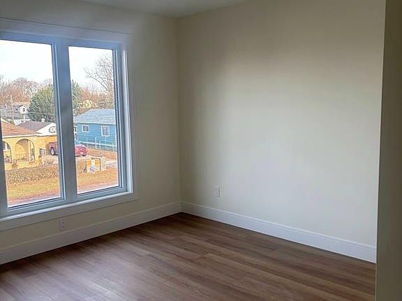 5th image of 655 Stanley St