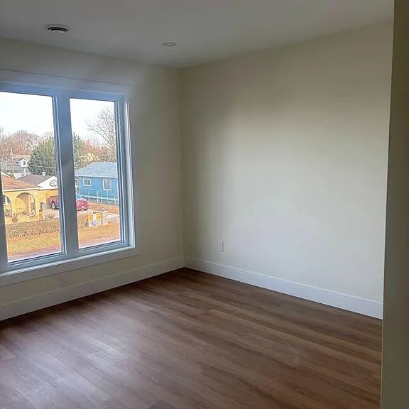 655 Stanley St — Photo 5