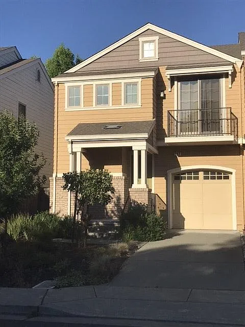 647 Larkspur Dr photo 1