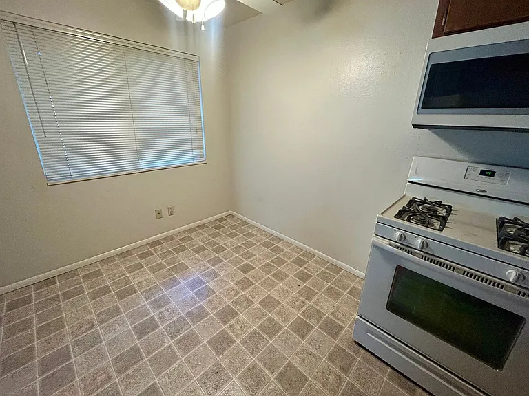 Lupin Manor — Photo 6