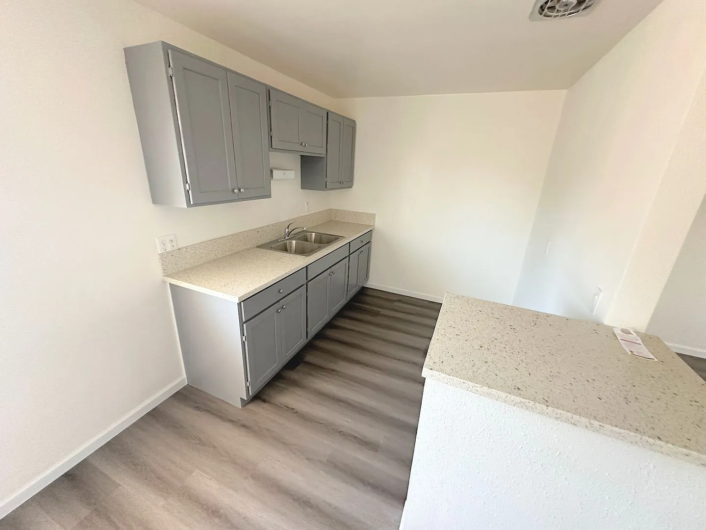 1bd/1ba Ready To Move In. Parking Included. — Photo 4