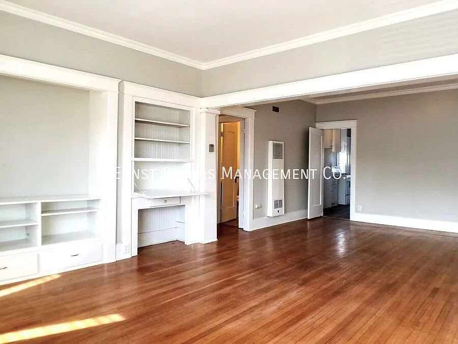Huge 1-Bedroom Apartment in Beautiful Early 20th Century Building Near Downtown Long Beach! — Photo 3