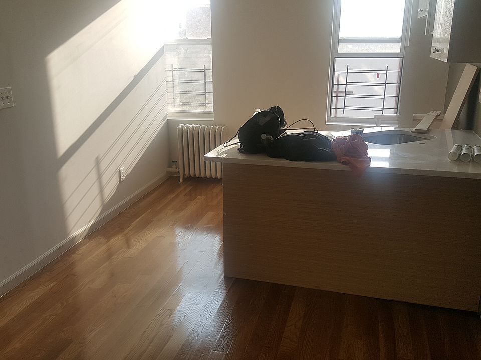 2nd image of 975 Ogden Ave #4