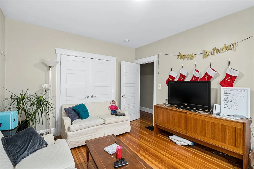 4 bed, 1.5 bath, 1200 sqft, $4,200 — Photo 3