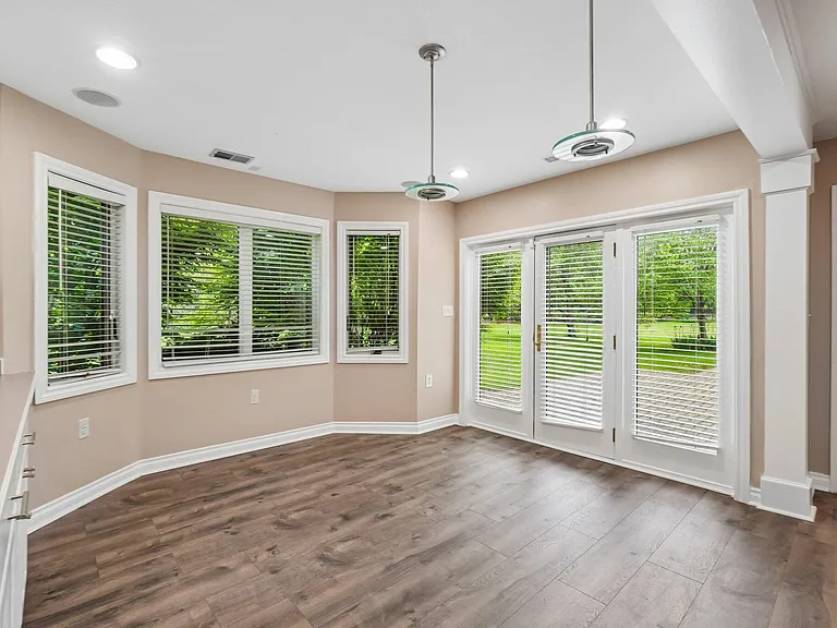 1819 Brookview Dr — Photo 25