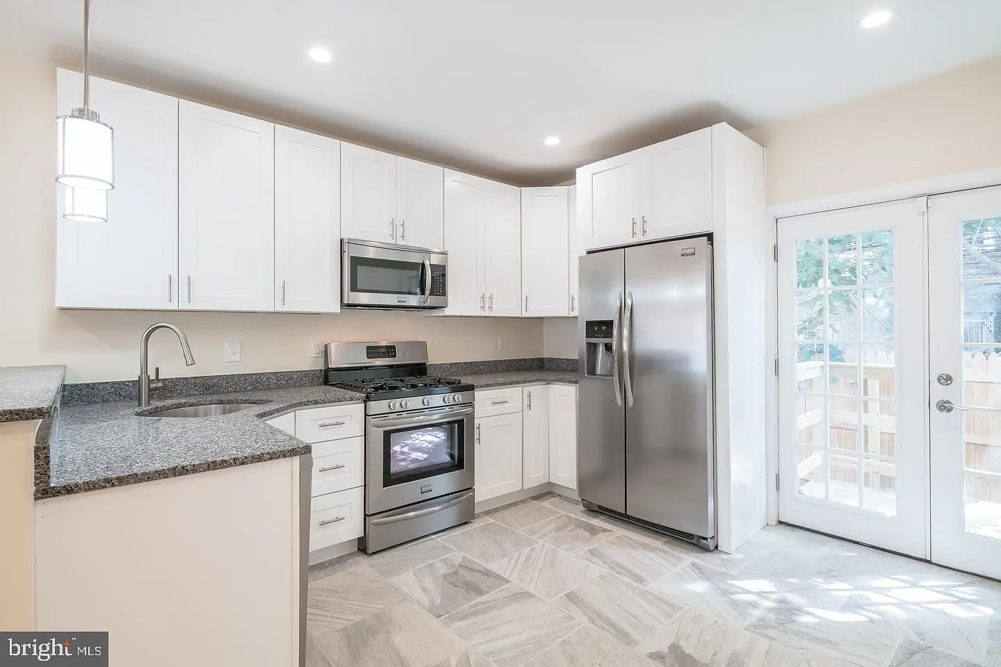 2 bed, 1.0 bath, 810 sqft, $1,645 — Photo 1