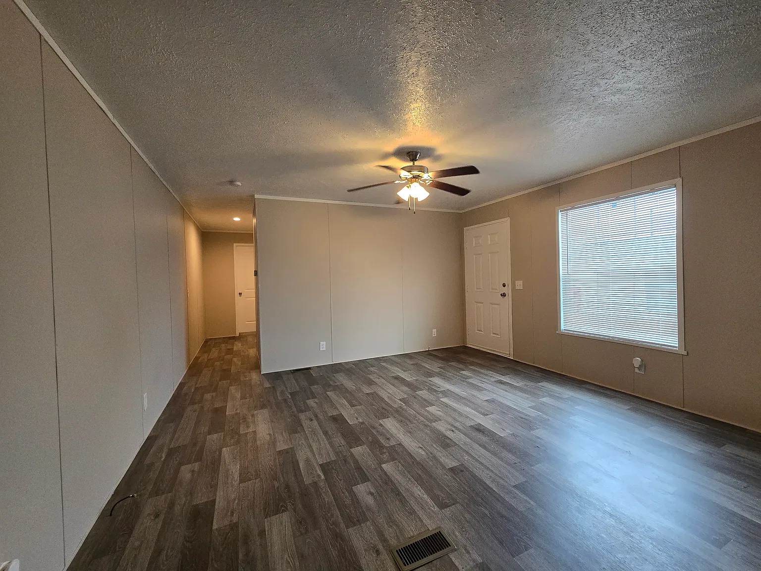 3 bed, 960 sqft, $1,370 — Photo 2