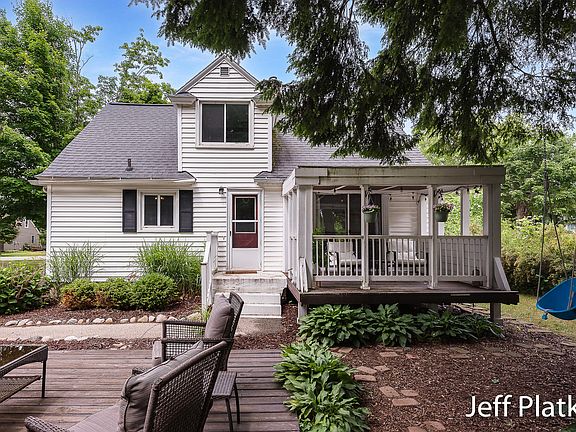 3rd image of 3838 Miramar Ave NE